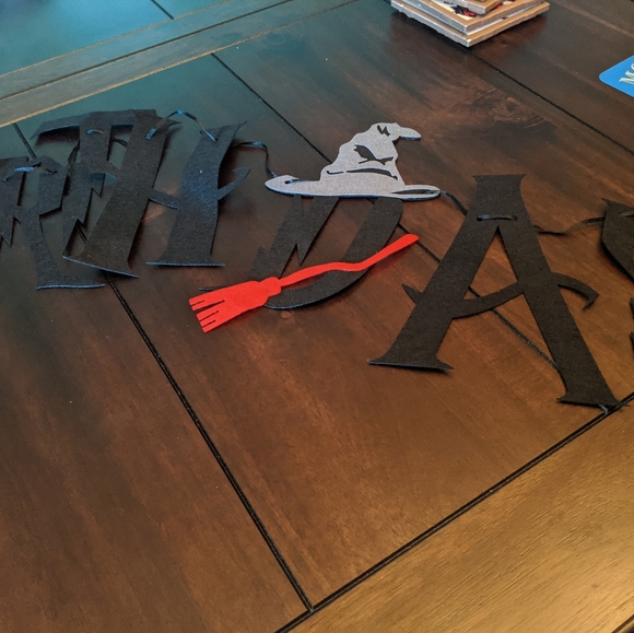 Harry Potter birthday banner and cake decorations - Picture 4 of 5